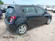 2015 Chevrolet Sonic LT z VIN 1G1JC6SB0F4157826, wystawiony jako IAAI lot #42503574 z przebiegiem 101 437 mil mil oraz . Historia ofert i sprzedaży dostępna na DreamBid. Obrazek 4.