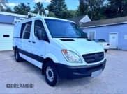 ✅ 2012 Mercedes-Benz Sprinter Cargo • VIN: WD3PE7CC2C5709058 • Lot: 67171495. Wystawiony na Copart z przebiegiem 132 374 mil. Bezpłatny archiwum sprzedaży aukcyjnych z USA i szczegółowy raport historii pojazdu na DreamBid. Zdjęcie 1.