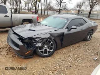 ✅ 2015 Dodge Challenger SXT Plus • VIN: 2C3CDZBG4FH758724 • Lot: 70984092. Wystawiony na Copart z przebiegiem 134 221 mil. Bezpłatny archiwum sprzedaży aukcyjnych z USA i szczegółowy raport historii pojazdu na DreamBid. Zdjęcie 1.