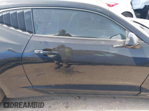 2017 Chevrolet Camaro 1LT z VIN 1G1FB1RSXH0205103, wystawiony jako IAAI lot #42733940 z przebiegiem 43 737 mil mil oraz . Historia ofert i sprzedaży dostępna na DreamBid. Obrazek 13.