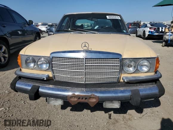 ✅ 1980 Mercedes-Benz 280 • VIN: 11602412156788 • Лот: 80945915. Опубликован ранее на Copart с пробегом 125 034 миль. Бесплатный доступ к архиву аукционных продаж из США и подробный отчёт об истории автомобиля на DreamBid. Изображение 5.