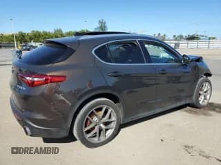 ✅ 2018 Alfa Romeo Stelvio Ti • VIN: ZASFAKBN3J7B93627 • Лот: 38970673. Опубликован ранее на Copart с пробегом 28 083 миль. Бесплатный доступ к архиву аукционных продаж из США и подробный отчёт об истории автомобиля на DreamBid. Изображение 3.