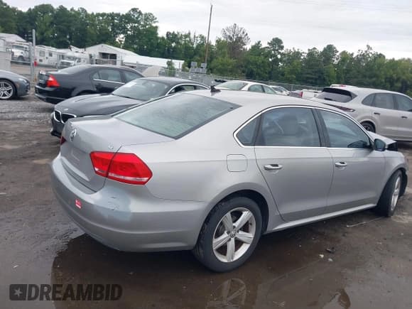 ✅ 2013 Volkswagen Passat SE • VIN: 1VWBH7A37DC087822 • Лот: 42915186. Опубликован ранее на IAAI с пробегом 227 702 миль. Бесплатный доступ к архиву аукционных продаж из США и подробный отчёт об истории автомобиля на DreamBid. Изображение 4.