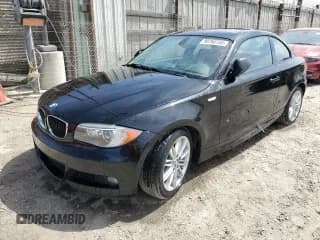 ✅ 2013 BMW 1 Series 128i • VIN: WBAUP9C51DVF46713 • Lot: 80766755. Wystawiony na Copart z przebiegiem 90 547 mil. Bezpłatny archiwum sprzedaży aukcyjnych z USA i szczegółowy raport historii pojazdu na DreamBid. Zdjęcie 1.