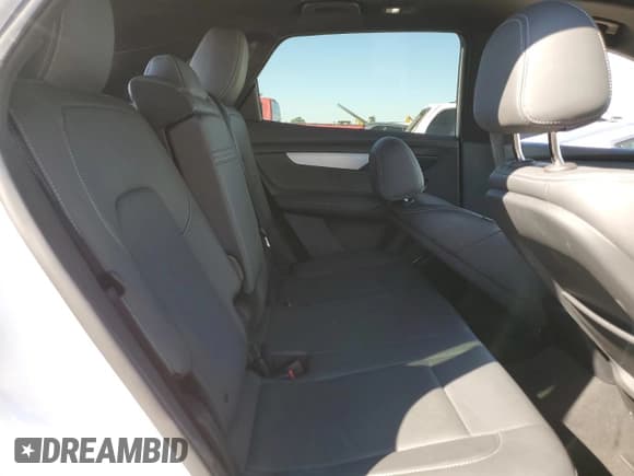 ✅ 2023 VinFast VF 8 Plus • VIN: RLLV1AFA8PH002833 • Lot: 82693035. Wystawiony na Copart z przebiegiem 31 064 mil. Bezpłatny archiwum sprzedaży aukcyjnych z USA i szczegółowy raport historii pojazdu na DreamBid. Zdjęcie 11.