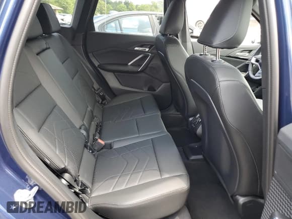 ✅ 2025 BMW X1 xDrive28i • VIN: WBX73EF01S5052479 • Lot: 63230145. Wystawiony na Copart z przebiegiem 1 439 mil. Bezpłatny archiwum sprzedaży aukcyjnych z USA i szczegółowy raport historii pojazdu na DreamBid. Zdjęcie 11.