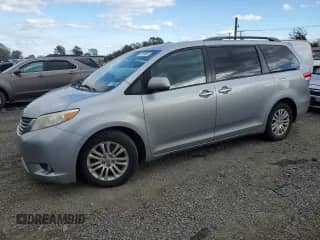 2011 Toyota Sienna XLE AAS с VIN 5TDYK3DC2BS086656, выставлен на аукционе Copart как лот 87178445 с пробегом 152 522 миль миль и Чистый • Clean title. История ставок и продаж доступна на DreamBid. Изображение 1.