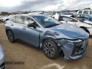 ✅ 2023 Lexus RZ 450e Premium • VIN: JTJAAAAB1PA005958 • Lot: 80736244. Wystawiony na Copart z przebiegiem 21 413 mil. Bezpłatny archiwum sprzedaży aukcyjnych z USA i szczegółowy raport historii pojazdu na DreamBid. Zdjęcie 4.