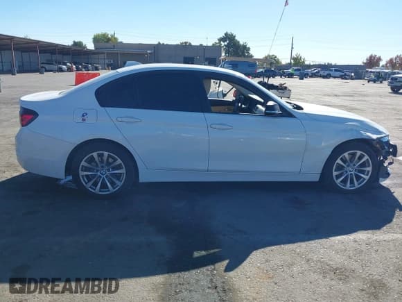 ✅ 2017 BMW 3 Series 320i • VIN: WBA8E1G59HNU14594 • Лот: 43606755. Опубликован ранее на IAAI с пробегом 118 029 миль. Бесплатный доступ к архиву аукционных продаж из США и подробный отчёт об истории автомобиля на DreamBid. Изображение 13.