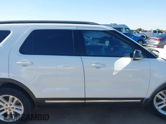 ✅ 2017 Ford Explorer XLT • VIN: 1FM5K7D82HGB40218 • Lot: 43529151. Wystawiony na IAAI z przebiegiem 160 933 mil. Bezpłatny archiwum sprzedaży aukcyjnych z USA i szczegółowy raport historii pojazdu na DreamBid. Zdjęcie 13.