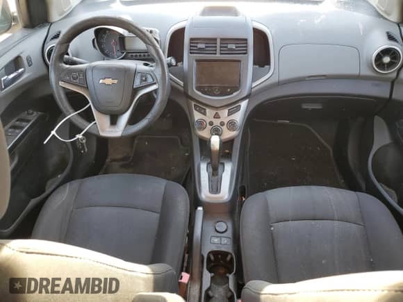 2014 Chevrolet Sonic LT z VIN 1G1JC5SH8E4167565, wystawiony jako Copart lot #82577035 z przebiegiem 181 433 mil mil oraz Szkoda całkowita • Salvage title. Historia ofert i sprzedaży dostępna na DreamBid. Obrazek 8.