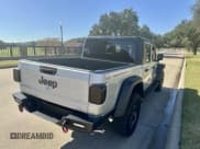 ✅ 2023 Jeep Gladiator Rubicon • VIN: 1C6JJTBG5PL585901 • Lot: 43669074. Wystawiony na IAAI z przebiegiem 14 621 mil. Bezpłatny archiwum sprzedaży aukcyjnych z USA i szczegółowy raport historii pojazdu na DreamBid. Zdjęcie 4.