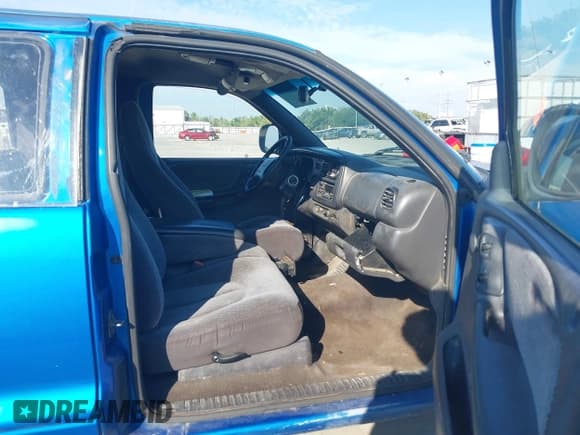 ✅ 1999 Dodge Dakota SLT • VIN: 1B7GL22Y9XS307637 • Lot: 43460284. Wystawiony na IAAI z przebiegiem 321 999 mil. Bezpłatny archiwum sprzedaży aukcyjnych z USA i szczegółowy raport historii pojazdu na DreamBid. Zdjęcie 5.