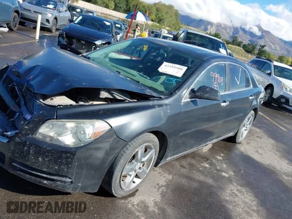 2012 Chevrolet Malibu 2LT z VIN 1G1ZD5EU4CF123265, wystawiony jako IAAI lot #43399908 z przebiegiem 146 993 mil mil oraz . Historia ofert i sprzedaży dostępna na DreamBid. Obrazek 2.