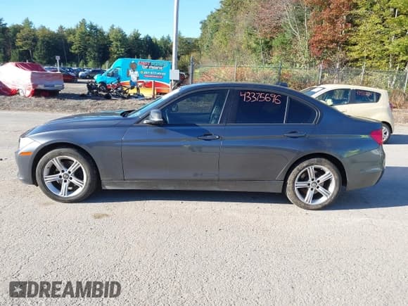 ✅ 2015 BMW 3 Series 328i xDrive • VIN: WBA3B5G59FNS15570 • Lot: 43375696. Wystawiony na IAAI z przebiegiem 92 961 mil. Bezpłatny archiwum sprzedaży aukcyjnych z USA i szczegółowy raport historii pojazdu na DreamBid. Zdjęcie 14.