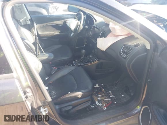 ✅ 2018 Jeep Compass Limited • VIN: 3C4NJDCB3JT231213 • Lot: 43024408. Listed on IAAI with 90,797 mi. Free auction sales archive from the USA and detailed vehicle history report at DreamBid. Image 5.