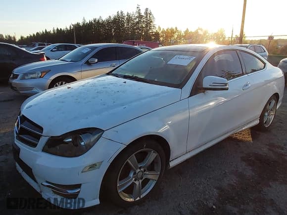 ✅ 2015 Mercedes-Benz C 250 • VIN: WDDGJ4HB6FG367998 • Lot: 43668499. Wystawiony na IAAI z przebiegiem Nie podano. Bezpłatny archiwum sprzedaży aukcyjnych z USA i szczegółowy raport historii pojazdu na DreamBid. Zdjęcie 17.