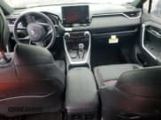 ✅ 2021 Toyota RAV4 XSE • VIN: JTMEB3FVXMD057194 • Лот: 82483645. Опубликован ранее на Copart с пробегом 18 459 миль. Бесплатный доступ к архиву аукционных продаж из США и подробный отчёт об истории автомобиля на DreamBid. Изображение 8.