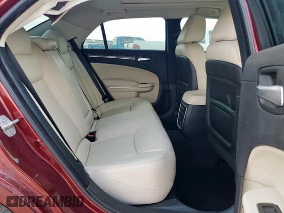 ✅ 2018 Chrysler 300 Touring L • VIN: 2C3CCAAG4JH201682 • Лот: 81271525. Опубликован ранее на Copart с пробегом 45 791 миль. Бесплатный доступ к архиву аукционных продаж из США и подробный отчёт об истории автомобиля на DreamBid. Изображение 11.