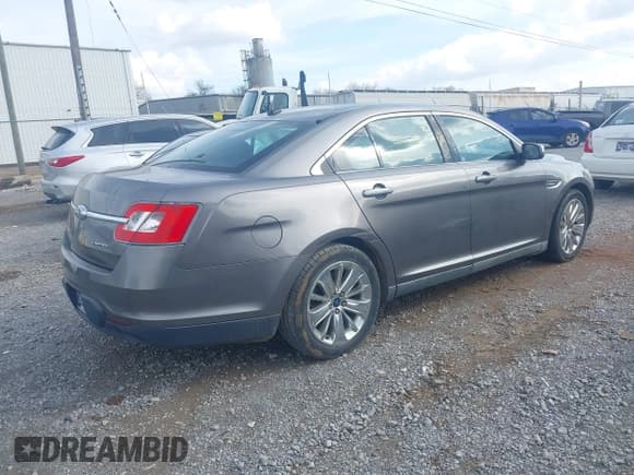✅ 2011 Ford Taurus Limited • VIN: 1FAHP2FW9BG186840 • Lot: 43728094. Wystawiony na IAAI z przebiegiem 221 624 mil. Bezpłatny archiwum sprzedaży aukcyjnych z USA i szczegółowy raport historii pojazdu na DreamBid. Zdjęcie 4.