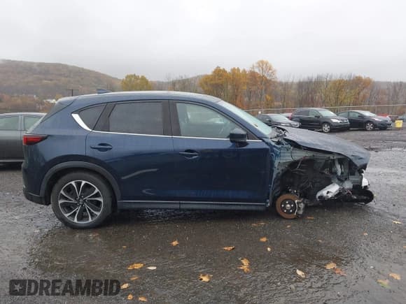 ✅ 2022 Mazda CX-5 S Premium • VIN: JM3KFBDM1N1548677 • Lot: 43567571. Wystawiony na IAAI z przebiegiem 44 177 mil. Bezpłatny archiwum sprzedaży aukcyjnych z USA i szczegółowy raport historii pojazdu na DreamBid. Zdjęcie 14.