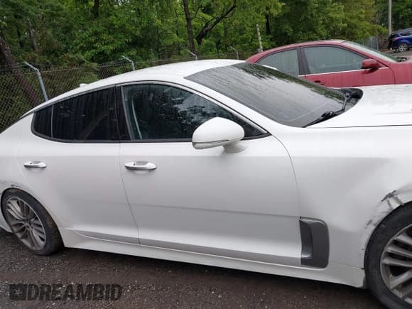 ✅ 2018 Kia Stinger • VIN: KNAE15LA0J6033127 • Lot: 42355438. Listed on IAAI with 104,255 mi. Free auction sales archive from the USA and detailed vehicle history report at DreamBid. Image 13.