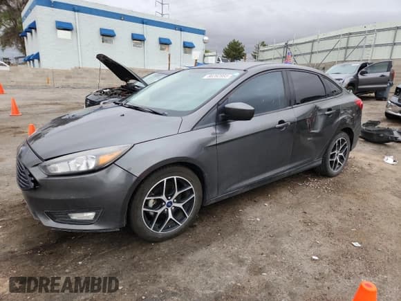✅ 2018 Ford Focus SE • VIN: 1FADP3FE9JL270576 • Lot: 86282885. Wystawiony na Copart z przebiegiem 89 128 mil. Bezpłatny archiwum sprzedaży aukcyjnych z USA i szczegółowy raport historii pojazdu na DreamBid. Zdjęcie 1.