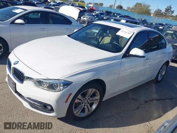 ✅ 2016 BMW 3 Series 328i • VIN: WBA8E9G55GNT82921 • Lot: 43791702. Wystawiony na IAAI z przebiegiem 121 914 mil. Bezpłatny archiwum sprzedaży aukcyjnych z USA i szczegółowy raport historii pojazdu na DreamBid. Zdjęcie 2.