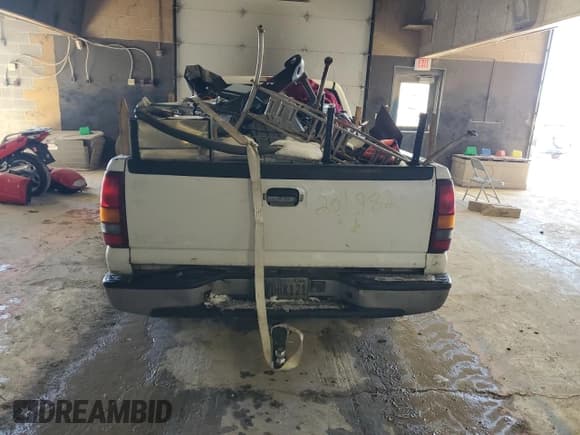 ✅ 2006 GMC Sierra 1500 Work Truck • VIN: 1GTEC14V96E201982 • Лот: 46054405. Опубликован ранее на Copart с пробегом 266 687 миль. Бесплатный доступ к архиву аукционных продаж из США и подробный отчёт об истории автомобиля на DreamBid. Изображение 6.