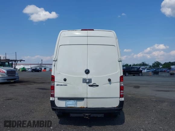 ✅ 2010 Mercedes-Benz Sprinter Cargo • VIN: WD3PE7CC0A5496785 • Lot: 42786272. Wystawiony na IAAI z przebiegiem 193 116 mil. Bezpłatny archiwum sprzedaży aukcyjnych z USA i szczegółowy raport historii pojazdu na DreamBid. Zdjęcie 16.