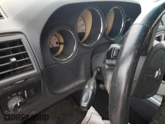 ✅ 2009 Dodge Challenger SE • VIN: 2B3LJ44V79H522139 • Lot: 71251454. Wystawiony na Copart z przebiegiem Nie podano. Bezpłatny archiwum sprzedaży aukcyjnych z USA i szczegółowy raport historii pojazdu na DreamBid. Zdjęcie 9.