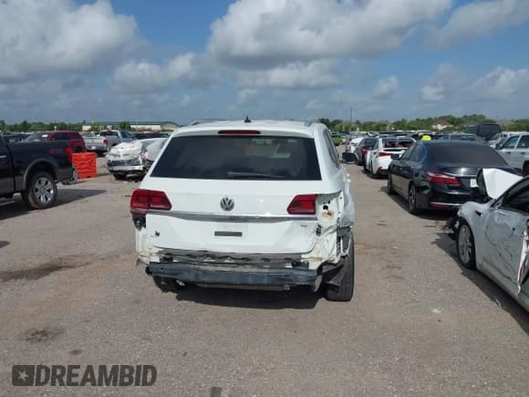 ✅ 2018 Volkswagen Atlas Launch Edition • VIN: 1V2BR2CA6JC500810 • Lot: 42550484. Wystawiony na IAAI z przebiegiem 173 413 mil. Bezpłatny archiwum sprzedaży aukcyjnych z USA i szczegółowy raport historii pojazdu na DreamBid. Zdjęcie 17.