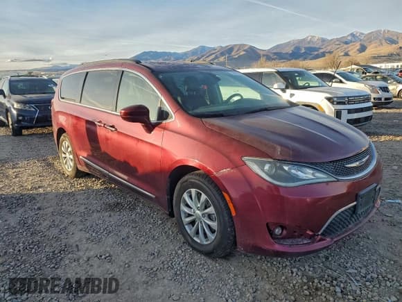 ✅ 2017 Chrysler Pacifica Touring L • VIN: 2C4RC1BG0HR627314 • Лот: 94179025. Опубликован ранее на Copart с пробегом 122 689 миль. Бесплатный доступ к архиву аукционных продаж из США и подробный отчёт об истории автомобиля на DreamBid. Изображение 4.