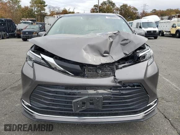 ✅ 2024 Toyota Sienna XLE • VIN: 5TDYRKEC0RS192960 • Lot: 90435025. Listed on Copart with 37,388 mi. Free auction sales archive from the USA and detailed vehicle history report at DreamBid. Image 5.