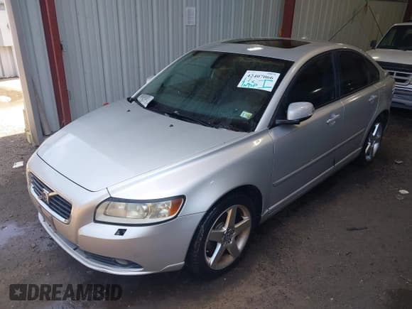 ✅ 2008 Volvo S40 2.4L • VIN: YV1MS382282382965 • Lot: 42407066. Wystawiony na IAAI z przebiegiem 194 377 mil. Bezpłatny archiwum sprzedaży aukcyjnych z USA i szczegółowy raport historii pojazdu na DreamBid. Zdjęcie 2.