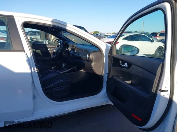 ✅ 2021 Kia Forte GT-Line • VIN: 3KPF34AD4ME310286 • Lot: 43431650. Wystawiony na IAAI z przebiegiem 126 686 mil. Bezpłatny archiwum sprzedaży aukcyjnych z USA i szczegółowy raport historii pojazdu na DreamBid. Zdjęcie 5.