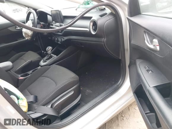 ✅ 2020 Kia Forte LXS • VIN: 3KPF24AD4LE191270 • Lot: 43563193. Wystawiony na IAAI z przebiegiem 78 073 mil. Bezpłatny archiwum sprzedaży aukcyjnych z USA i szczegółowy raport historii pojazdu na DreamBid. Zdjęcie 5.