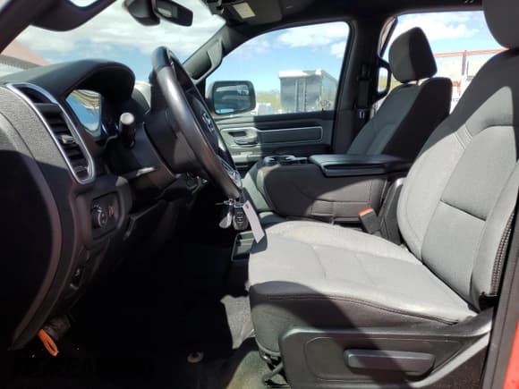 ✅ 2023 Ram 1500 Big Horn • VIN: 1C6RREFG7PN592547 • Lot: 70934395. Wystawiony na Copart z przebiegiem 19 970 mil. Bezpłatny archiwum sprzedaży aukcyjnych z USA i szczegółowy raport historii pojazdu na DreamBid. Zdjęcie 7.