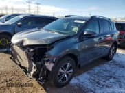 ✅ 2018 Toyota RAV4 XLE • VIN: 2T3RFREV2JW850708 • Лот: 92017895. Опубликован ранее на Copart с пробегом 18 332 миль. Бесплатный доступ к архиву аукционных продаж из США и подробный отчёт об истории автомобиля на DreamBid. Изображение 1.