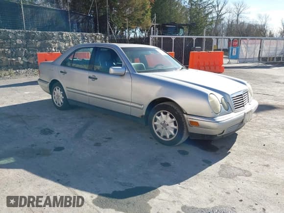 ✅ 1998 Mercedes-Benz E 320 • VIN: WDBJF65F0WA679546 • Lot: 43765700. Wystawiony na IAAI z przebiegiem 177 810 mil. Bezpłatny archiwum sprzedaży aukcyjnych z USA i szczegółowy raport historii pojazdu na DreamBid. Zdjęcie 1.