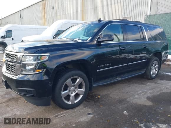 ✅ 2016 Chevrolet Suburban LT • VIN: 1GNSKHKC8GR267330 • Lot: 43673856. Wystawiony na IAAI z przebiegiem 192 936 mil. Bezpłatny archiwum sprzedaży aukcyjnych z USA i szczegółowy raport historii pojazdu na DreamBid. Zdjęcie 17.