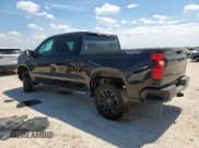 ✅ 2022 Chevrolet Silverado 1500 Custom Trail Boss • VIN: 3GCPDCEDXNG565746 • Lot: 80677825. Wystawiony na Copart z przebiegiem 70 854 mil. Bezpłatny archiwum sprzedaży aukcyjnych z USA i szczegółowy raport historii pojazdu na DreamBid. Zdjęcie 2.