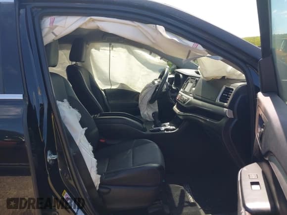 ✅ 2014 Toyota Highlander LE • VIN: 5TDBKRFH5ES053351 • Lot: 42302157. Listed on IAAI with 155,593 mi. Free auction sales archive from the USA and detailed vehicle history report at DreamBid. Image 5.