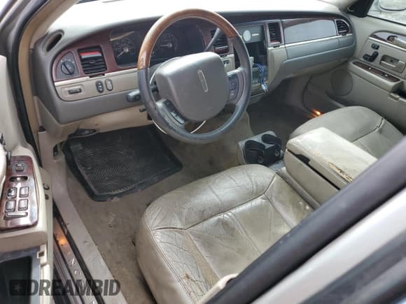 ✅ 2006 Lincoln Town Car Signature Limited • VIN: 1LNHM82V66Y636216 • Лот: 42218435. Опубликован ранее на Copart с пробегом 326 590 миль. Бесплатный доступ к архиву аукционных продаж из США и подробный отчёт об истории автомобиля на DreamBid. Изображение 8.