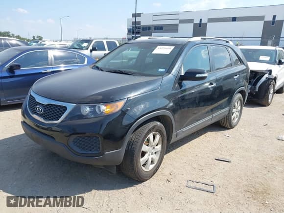 ✅ 2013 Kia Sorento LX • VIN: 5XYKT4A27DG338308 • Лот: 43229458. Опубликован ранее на IAAI с пробегом 295 048 миль. Бесплатный доступ к архиву аукционных продаж из США и подробный отчёт об истории автомобиля на DreamBid. Изображение 2.