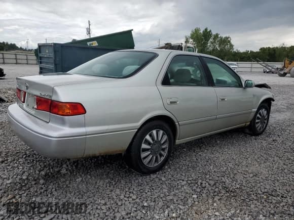 ✅ 2001 Toyota Camry LE • VIN: JT2BG22K110598298 • Lot: 68165565. Listed on Copart with 253,875 mi. Free auction sales archive from the USA and detailed vehicle history report at DreamBid. Image 3.