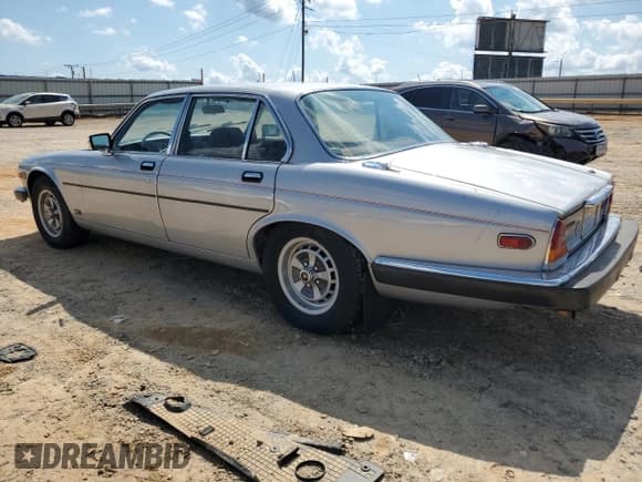 ✅ 1982 Jaguar XJ • VIN: SAJAV134XCC331523 • Lot: 68691515. Listed on Copart with 30,089 mi. Free auction sales archive from the USA and detailed vehicle history report at DreamBid. Image 2.