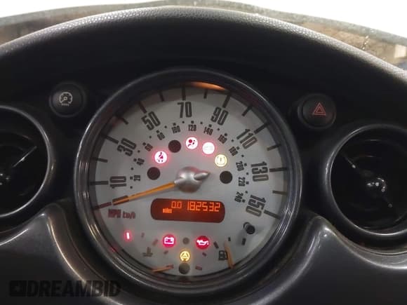 ✅ 2004 MINI Hardtop • VIN: WMWRC33404TC48963 • Lot: 41661909. Wystawiony na IAAI z przebiegiem 182 532 mil. Bezpłatny archiwum sprzedaży aukcyjnych z USA i szczegółowy raport historii pojazdu na DreamBid. Zdjęcie 7.