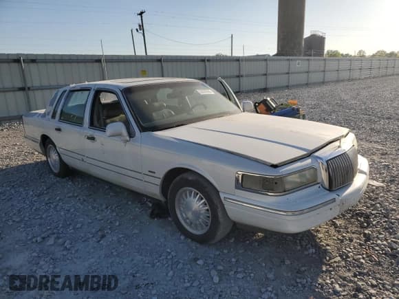 ✅ 1996 Lincoln Town Car Signature • VIN: 1LNLM82WXTY654457 • Лот: 53097635. Опубликован ранее на Copart с пробегом 257 446 миль. Бесплатный доступ к архиву аукционных продаж из США и подробный отчёт об истории автомобиля на DreamBid. Изображение 4.