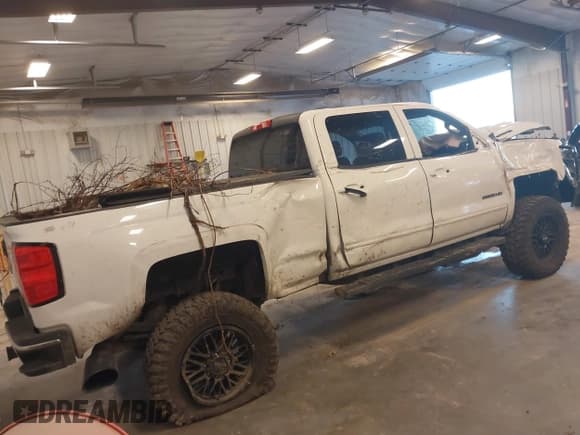 ✅ 2017 Chevrolet Silverado 2500HD LT • VIN: 1GC1KVEY0HF201240 • Lot: 43529703. Wystawiony na IAAI z przebiegiem 208 294 mil. Bezpłatny archiwum sprzedaży aukcyjnych z USA i szczegółowy raport historii pojazdu na DreamBid. Zdjęcie 4.